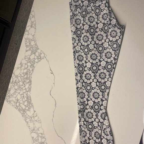 3/4 Length Lululemon Size 4 Floral Leggings - Picture 3 of 8